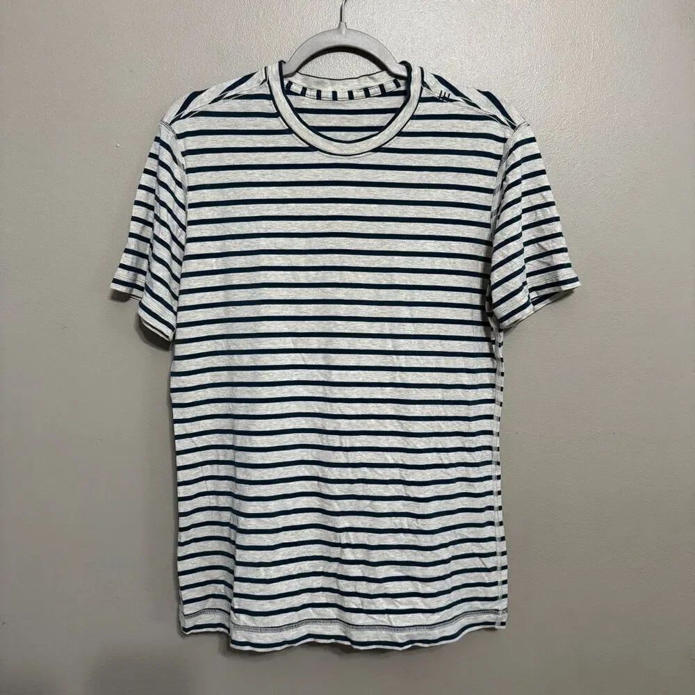 Lululemon men’s basic stripped tee size small